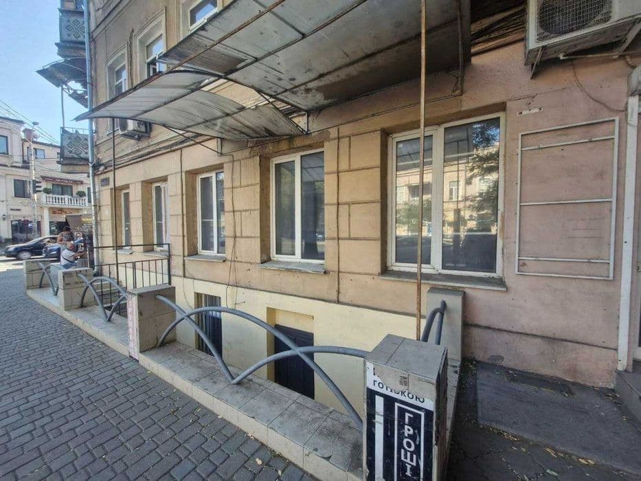Продам фасадное помещение в центре LD